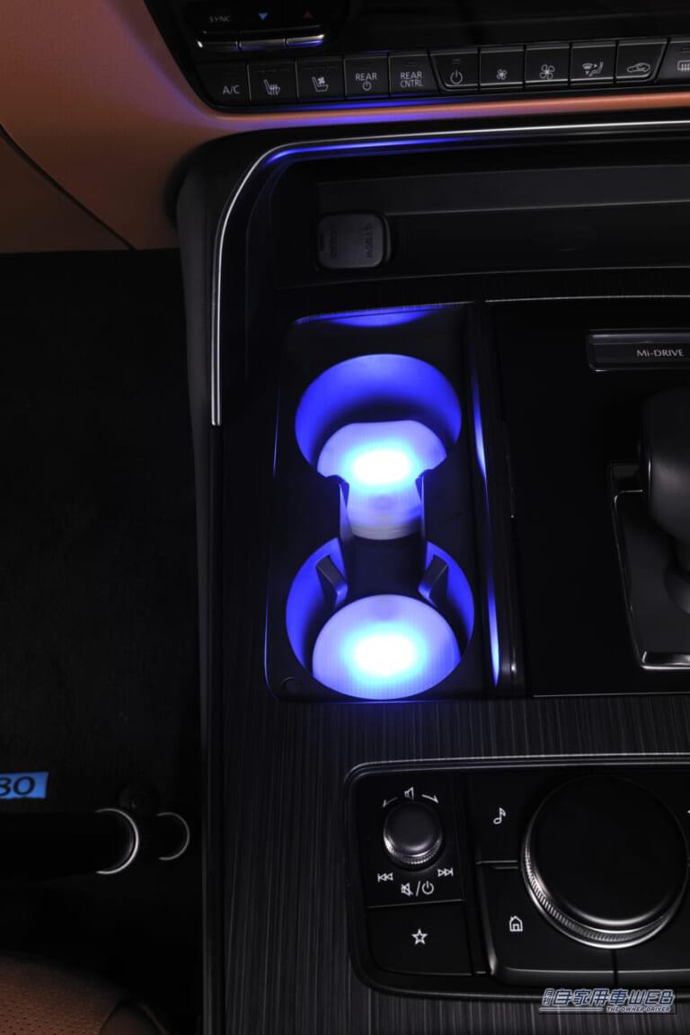 カーメイトのブラング LEDコースター(FR1002) ブルーLED点灯|「えっ…なにコレ?」 ドリンクホルダーに置くだけで愛車が劇変!「この発想はなかった…」効果抜群のアイデアカーグッズを紹介