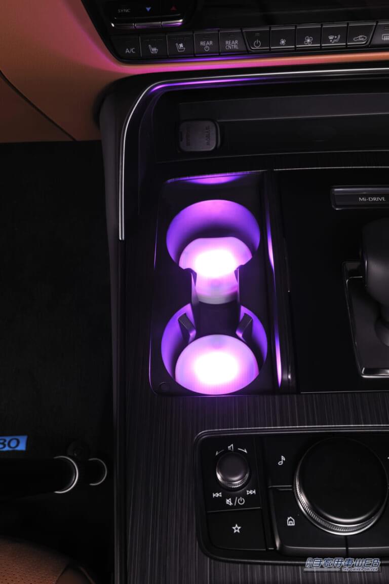 カーメイトのブラング LEDコースター（FR1002） ピンクLED点灯｜「えっ…なにコレ？」 ドリンクホルダーに置くだけで愛車が劇変！「この発想はなかった…」効果抜群のアイデアカーグッズを紹介