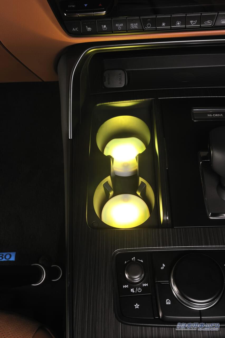 カーメイトのブラング LEDコースター(FR1002) アンバーLED点灯|「えっ…なにコレ?」 ドリンクホルダーに置くだけで愛車が劇変!「この発想はなかった…」効果抜群のアイデアカーグッズを紹介