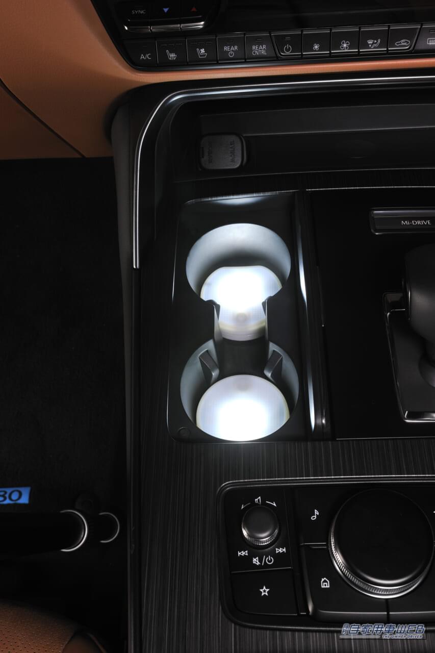 カーメイトのブラング LEDコースター（FR1002） ホワイトLED点灯｜「えっ…なにコレ？」 ドリンクホルダーに置くだけで愛車が劇変！「この発想はなかった…」効果抜群のアイデアカーグッズを紹介