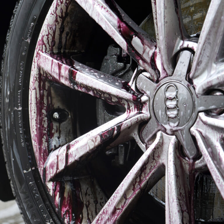 TAMAROU（タマロウ）のホイールクリーナーで、アウディのホイールを洗浄している画像｜「やっぱりね…」口コミで話題の“TAMAROU”。実はトヨタモビリティパーツ運営ショップのPB商品。 ついに販売実績1位を獲得