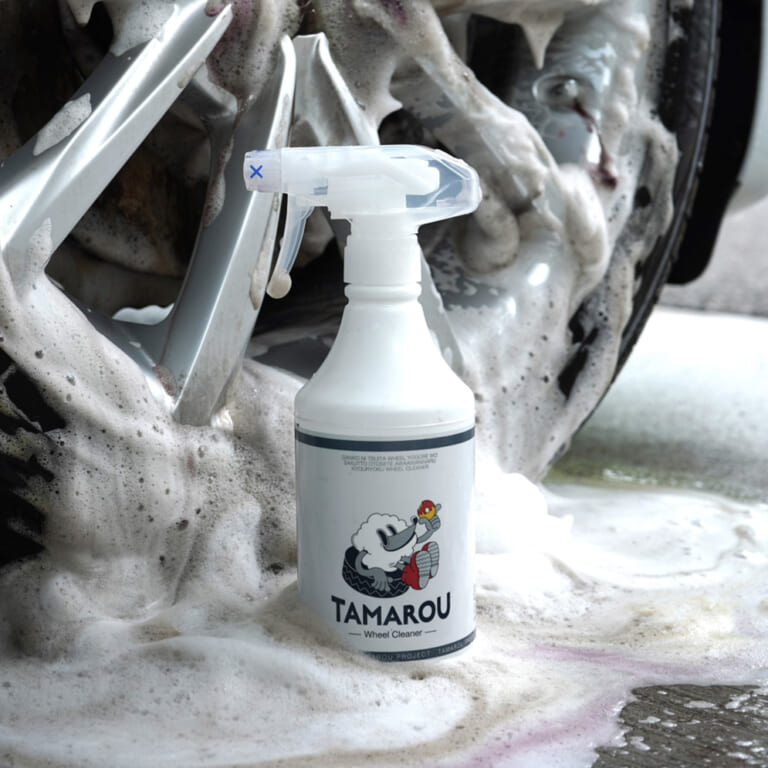 ホイールの汚れが泡とともに流れ落ちている中に絶っている、TAMAROUのホイールクリーナー｜「やっぱりね…」口コミで話題の“TAMAROU”。実はトヨタモビリティパーツ運営ショップのPB商品。 ついに販売実績1位を獲得