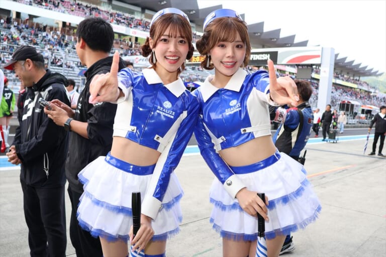 優勝を喜ぶリアライズ日産メカニックチャレンジ GT-Rのレースアンバサダー|【SUPER GT 第2戦 富士 GT300】トップが目まぐるしく入れ替わる3時間の長丁場を制したのはリアライズ日産メカニックチャレンジ GT-R