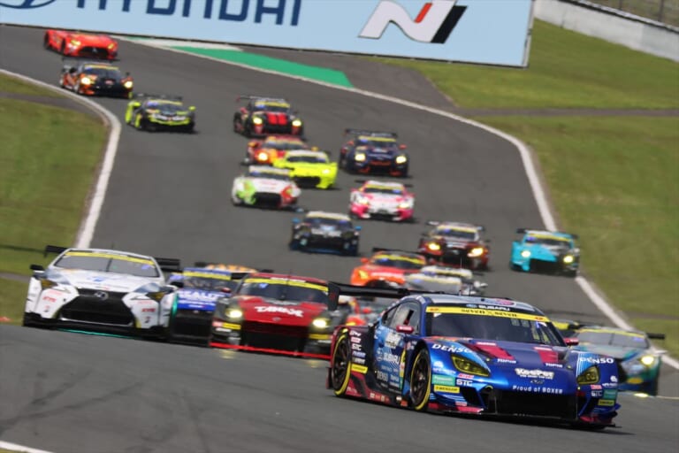 ホールショットは61号車 SUBARU BRZ R&D SPORT|【SUPER GT 第2戦 富士 GT300】トップが目まぐるしく入れ替わる3時間の長丁場を制したのはリアライズ日産メカニックチャレンジ GT-R