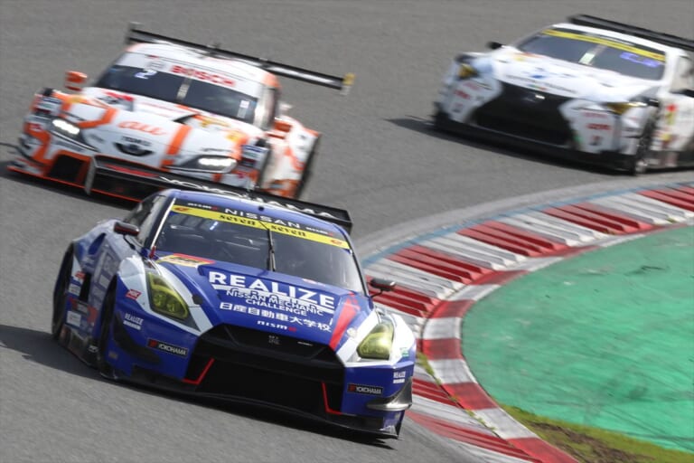 中盤に激しいトップ争いをした56号車と31号車|【SUPER GT 第2戦 富士 GT300】トップが目まぐるしく入れ替わる3時間の長丁場を制したのはリアライズ日産メカニックチャレンジ GT-R