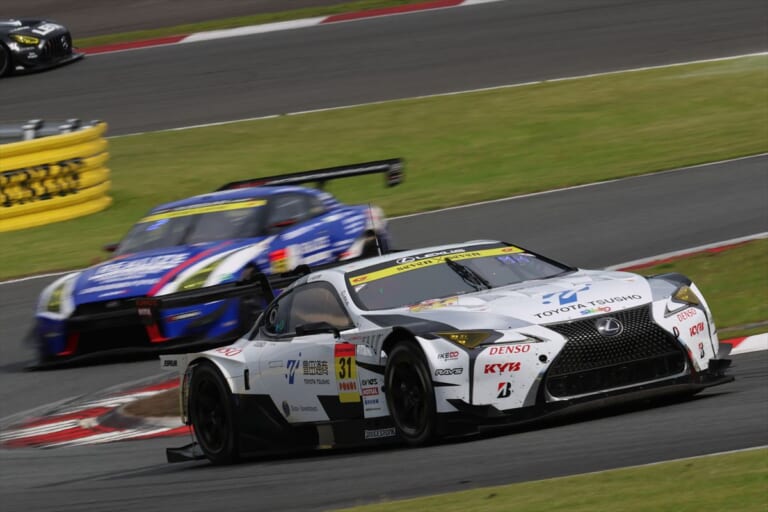 中盤に激しいトップ争いをした56号車と31号車|【SUPER GT 第2戦 富士 GT300】トップが目まぐるしく入れ替わる3時間の長丁場を制したのはリアライズ日産メカニックチャレンジ GT-R