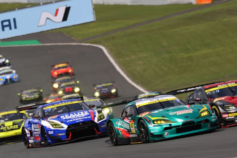 スタート周でポジションを1つ上げた56号車 リアライズ日産メカニックチャレンジ GT-R|【SUPER GT 第2戦 富士 GT300】トップが目まぐるしく入れ替わる3時間の長丁場を制したのはリアライズ日産メカニックチャレンジ GT-R