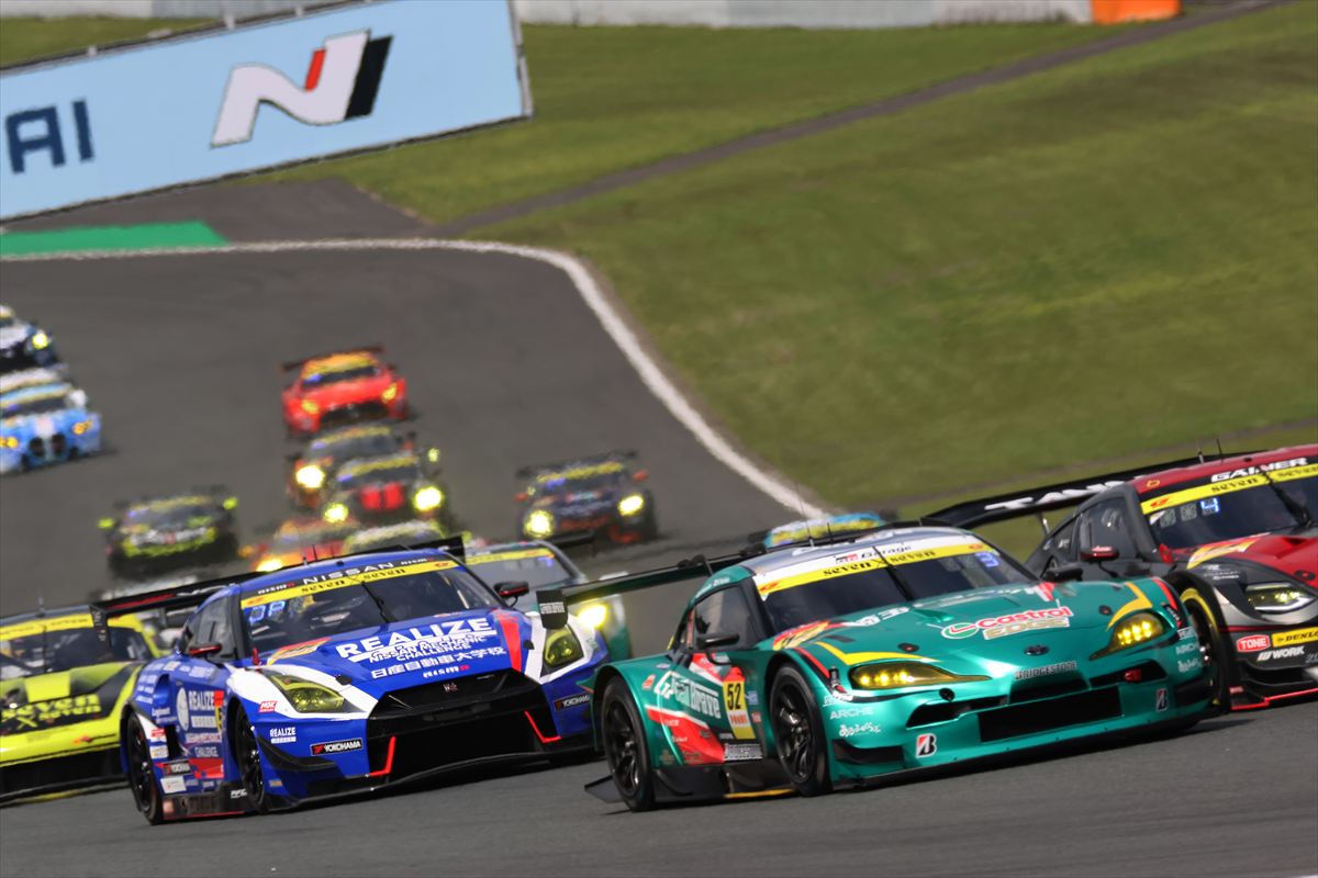 スタート周でポジションを1つ上げた56号車 リアライズ日産メカニックチャレンジ GT-R｜【SUPER GT 第2戦 富士 GT300】トップが目まぐるしく入れ替わる3時間の長丁場を制したのはリアライズ日産メカニックチャレンジ GT-R