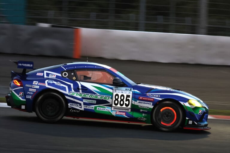 ダンロップコーナーの進入付近でのシェイドレーシング GR Supra GT4 EVO2｜富士24時間レースのナイトセッションお勧め観戦場所2選！