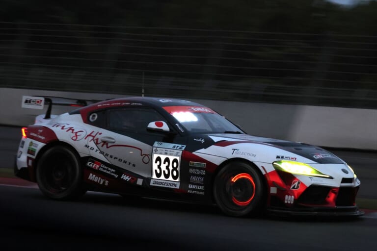 ダンロップコーナーの進入付近でのGR Garage Balakong GR Supra GT4｜富士24時間レースのナイトセッションお勧め観戦場所2選！