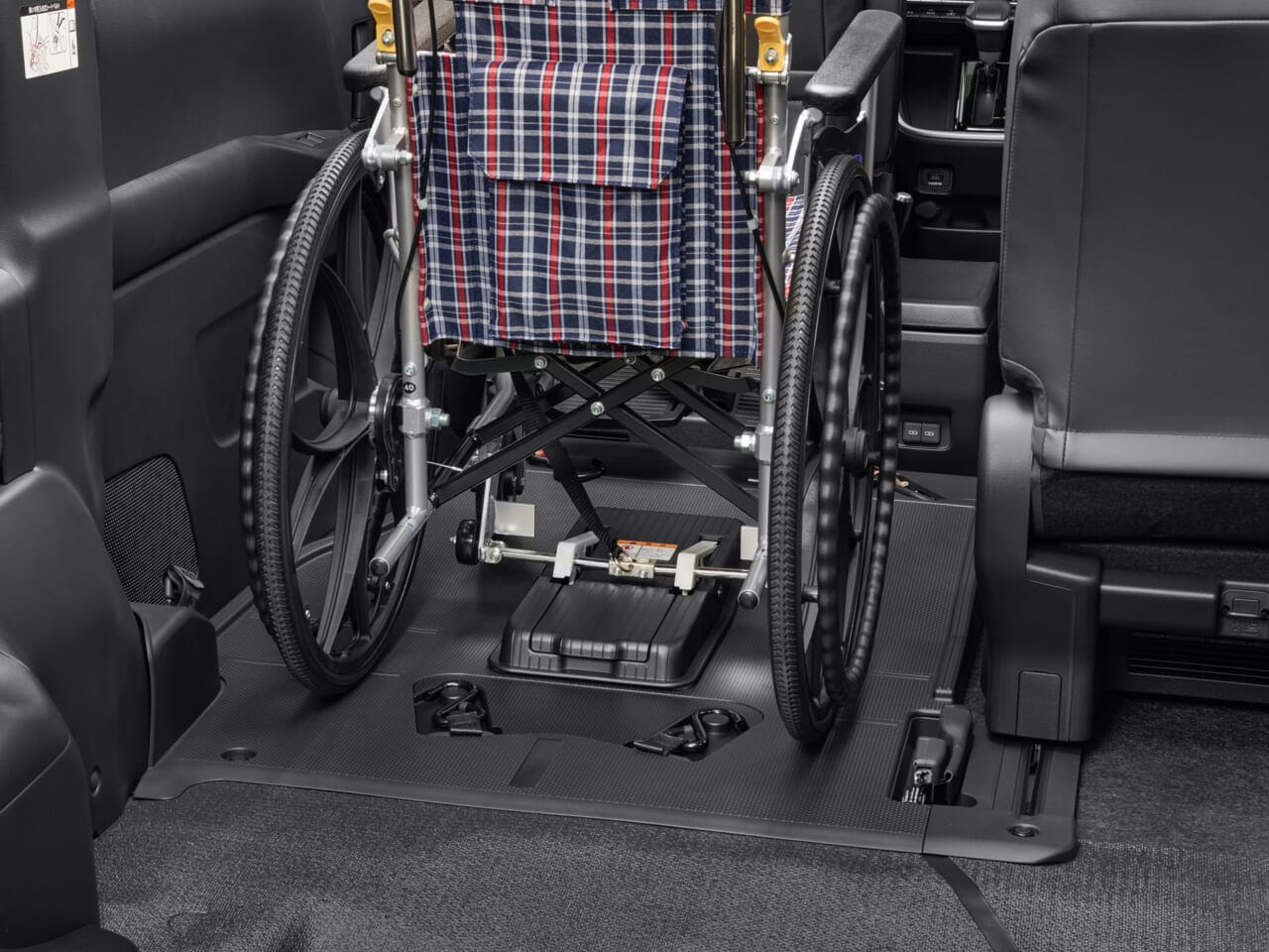｜トヨタ、ノア＆ヴォクシー福祉車両の改良を実施。固定装置の採用で、介助負担を軽減する機能を追加