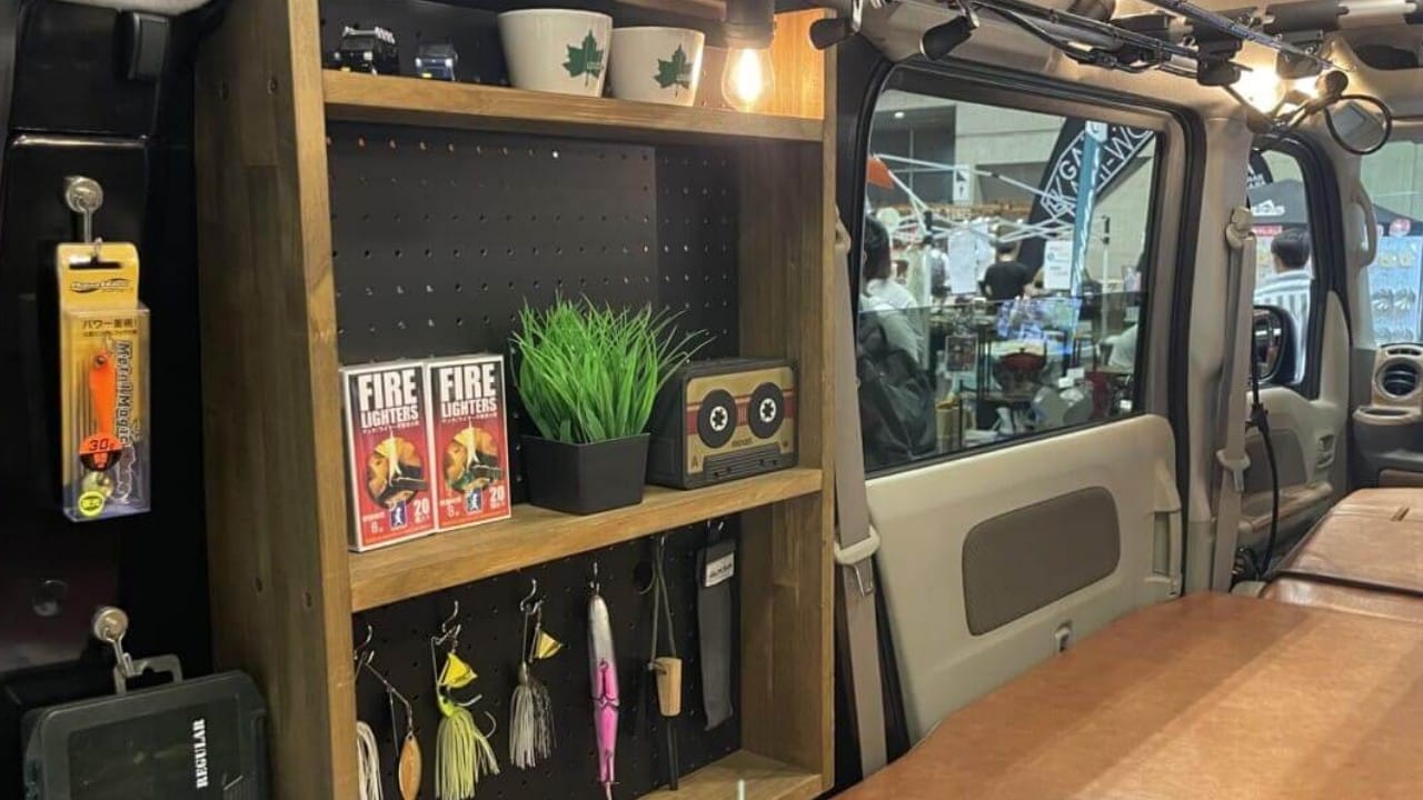 ちょっと…「これは凄すぎるぞ」大人が見てもワクワクする、自分専用の趣味部屋みたいな軽キャンパー。