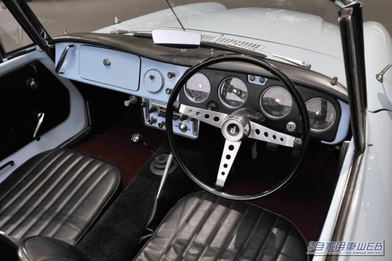 フェアレディ1500（1962年）コクピット｜「”貴婦人”というネーミングからは想像できない超スパルタンスポーツ」～今に引き継がれる”世界戦略車”としての血統は、ここから始まった！～