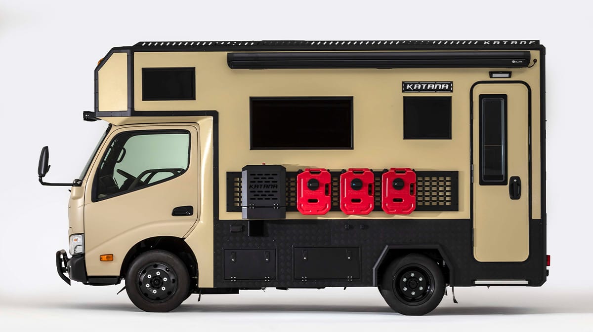「コレはスゴいわ…」トヨタ・カムロードがベースのキャンピングカー。この居住性はヤバすぎる！ もはや走るリビング！