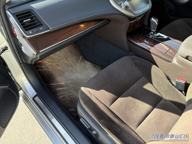 210系 トヨタ クラウン 助手席｜「コレ前から気になってた…」あらゆる車種に対応。装着するだけで効果が90日間持続。ドクターデオを梅雨前に実際に購入し装着してみた