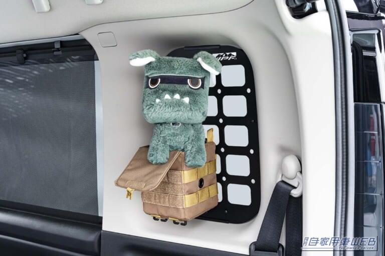 サイドストレージパネル for デリカミニ TYPE2　使用例｜デリカミニのラゲッジルームが効率的な収納スペースに変身⁉︎　IPF「サイドストレージパネル TYPE2」が魅せる”見せる収納”とは？