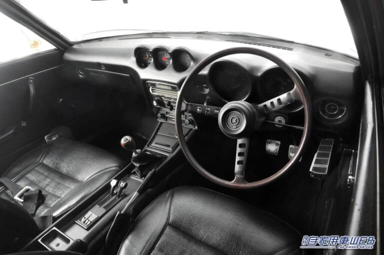 1971年式 日産 フェアレディZ432 車内 インパネ 運転席 ハンドル 三連メーター｜「北米で高く評価」55年前 欧米勢を押しのけ大人気となった国産スポーツカー。美しいシルエットで今も海外・国内で高い人気をもつ名車を紹介