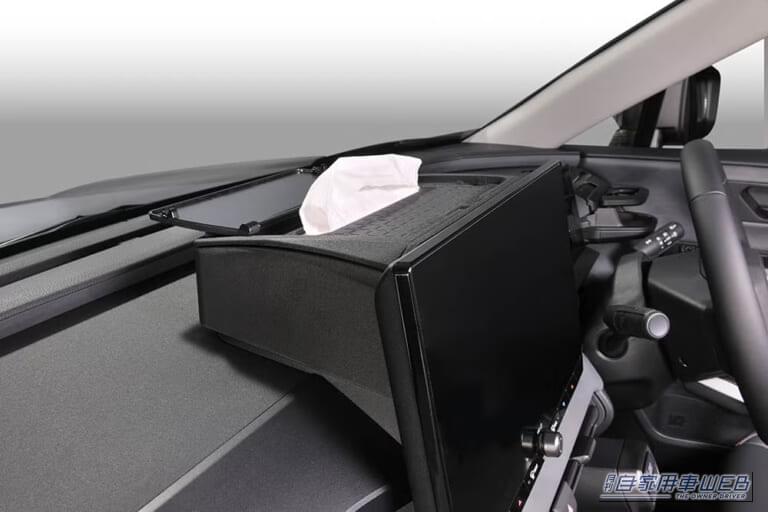 トヨタ 2026年式 RAV4 ナビ用モニタ裏 カーメイトのRAV4専用ティシューケース（NZ276K）取り付け後｜「デッドスペースにぴったりハマる」純正パーツのような美しい仕上がり！ 工具不要で簡単に装着可能。［カーメイト NZ276K RAV4専用ティッシュケース］