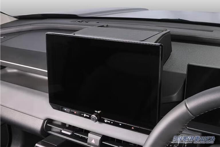 トヨタ 2026年式 RAV4 ナビ用モニタ裏 カーメイトのRAV4専用ティシューケース（NZ276K） 装着例｜「デッドスペースにぴったりハマる」純正パーツのような美しい仕上がり！ 工具不要で簡単に装着可能。［カーメイト NZ276K RAV4専用ティッシュケース］