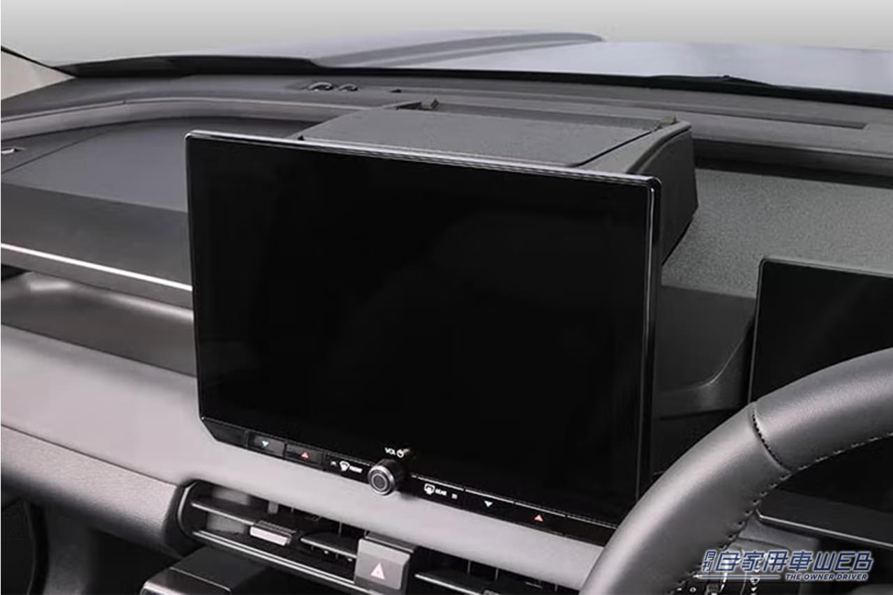 トヨタ 2026年式 RAV4 ナビ用モニタ裏 カーメイトのRAV4専用ティシューケース（NZ276K） 装着例｜「デッドスペースにぴったりハマる」純正パーツのような美しい仕上がり！ 工具不要で簡単に装着可能。［カーメイト NZ276K RAV4専用ティッシュケース］