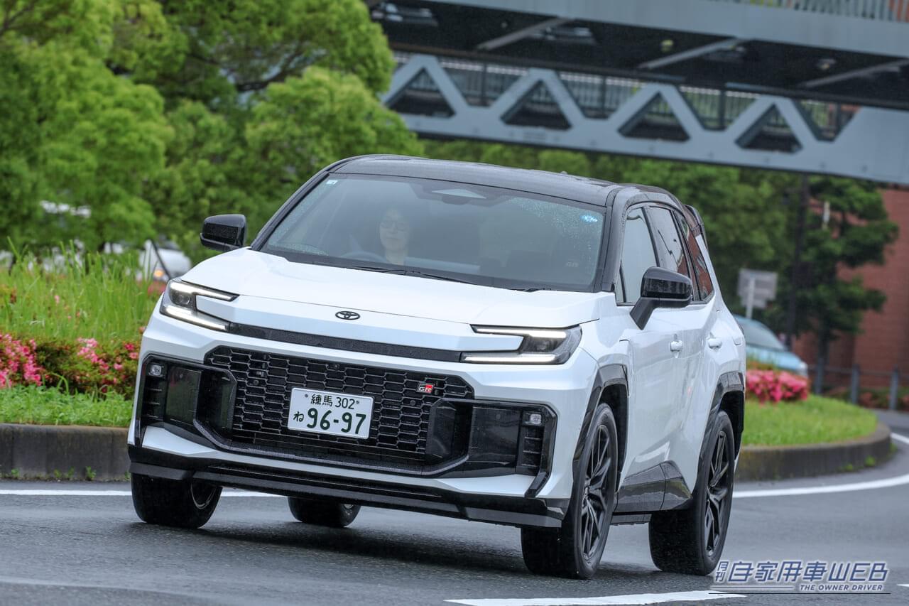 2026年 トヨタ 6代目 RAV4 GRスポーツ 白ボディ 走行シーン｜抜群の安定感が頼もしい。新型RAV4PHEV公道試乗【エコと走りは両立できる】
