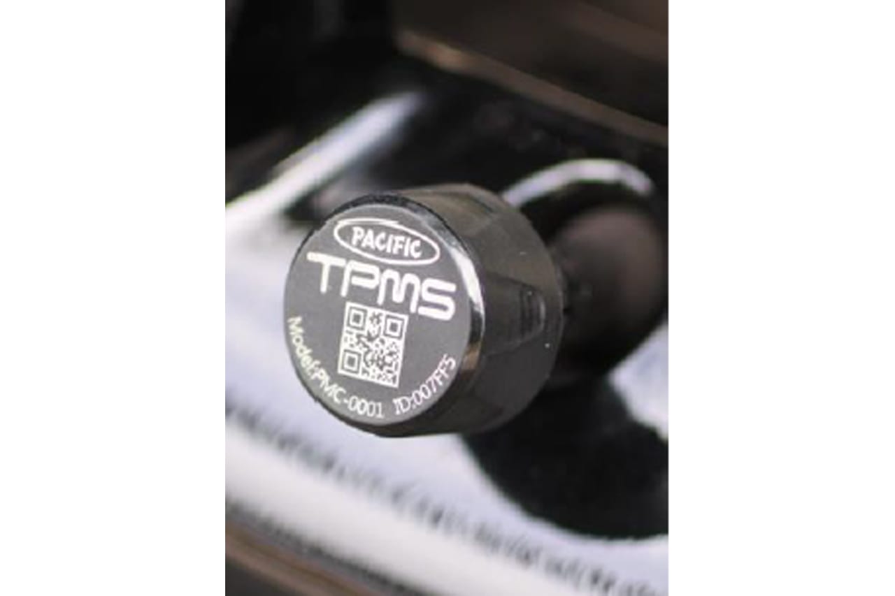 ｜「ヤバ…これナシでよく走れるわ…」欧米や中国では搭載が義務化されたTPMS。日本の未対応車にも1分で取付可能なアイテムを紹介。あらゆる車種に装着可能