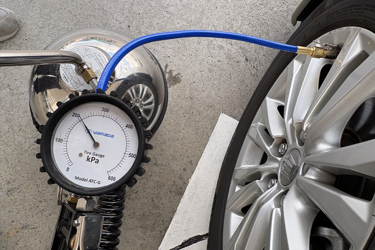 ガソリンスタンド エア充填機 空気入れ ゲージ｜「ヤバ…これナシでよく走れるわ…」欧米や中国では搭載が義務化されたTPMS。日本の未対応車にも1分で取付可能なアイテムを紹介。あらゆる車種に装着可能