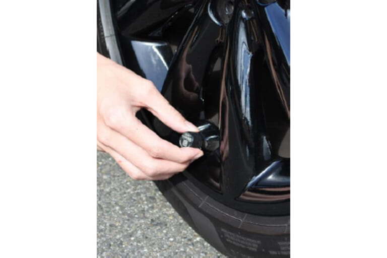 タイヤ空気圧センサー（キャップ式）TPMS PMC-0001 太平洋工業  装着作業｜「ヤバ…これナシでよく走れるわ…」欧米や中国では搭載が義務化されたTPMS。日本の未対応車にも1分で取付可能なアイテムを紹介。あらゆる車種に装着可能