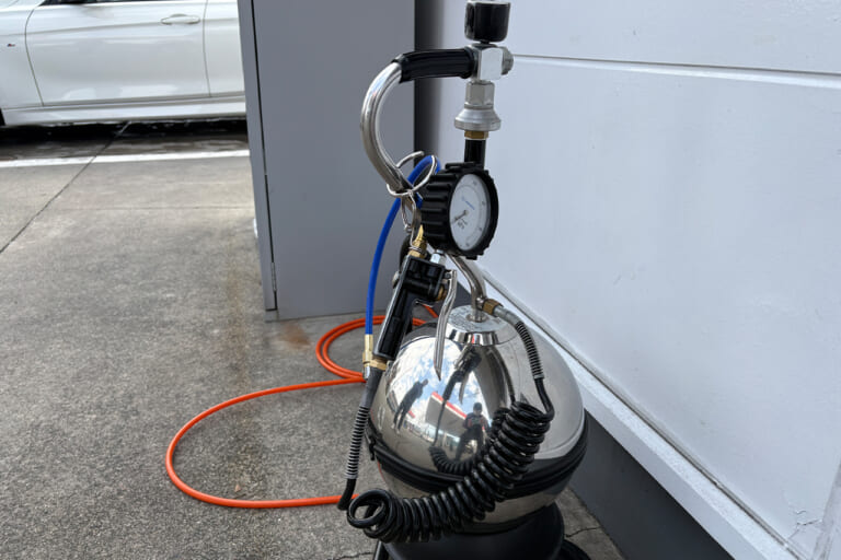 ガソリンスタンド エア充填機 空気入れ｜「ヤバ…これナシでよく走れるわ…」欧米や中国では搭載が義務化されたTPMS。日本の未対応車にも1分で取付可能なアイテムを紹介。あらゆる車種に装着可能