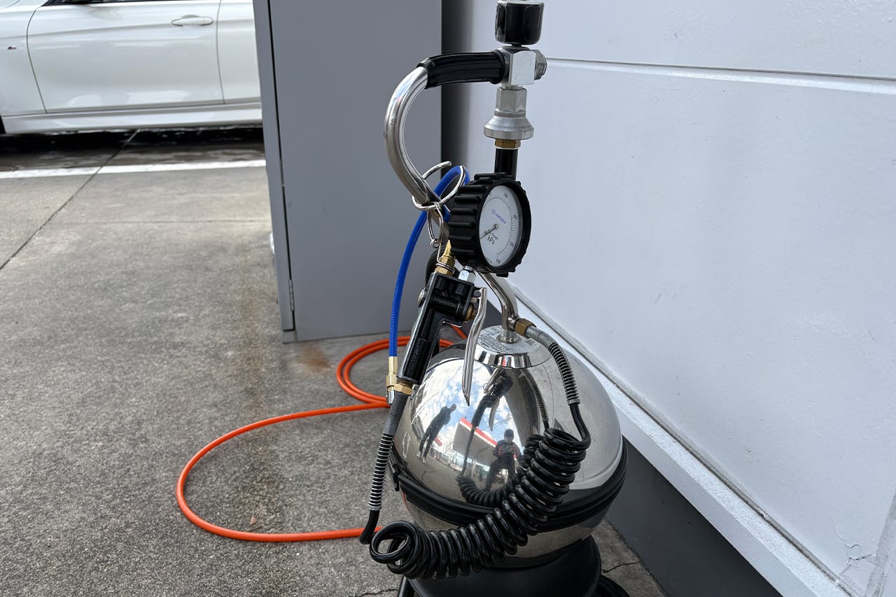 ガソリンスタンド エア充填機 空気入れ｜「ヤバ…これナシでよく走れるわ…」欧米や中国では搭載が義務化されたTPMS。日本の未対応車にも1分で取付可能なアイテムを紹介。あらゆる車種に装着可能