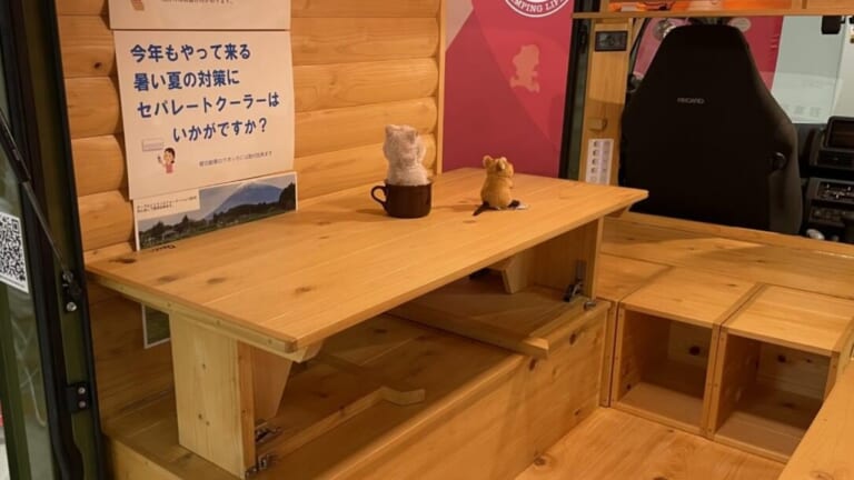 「これは凄すぎる」「もはや動くログハウス」軽トラで車中泊なんて無理でしょ…そんな常識を覆す！本格クーラーも積める驚異の車中泊モデル。