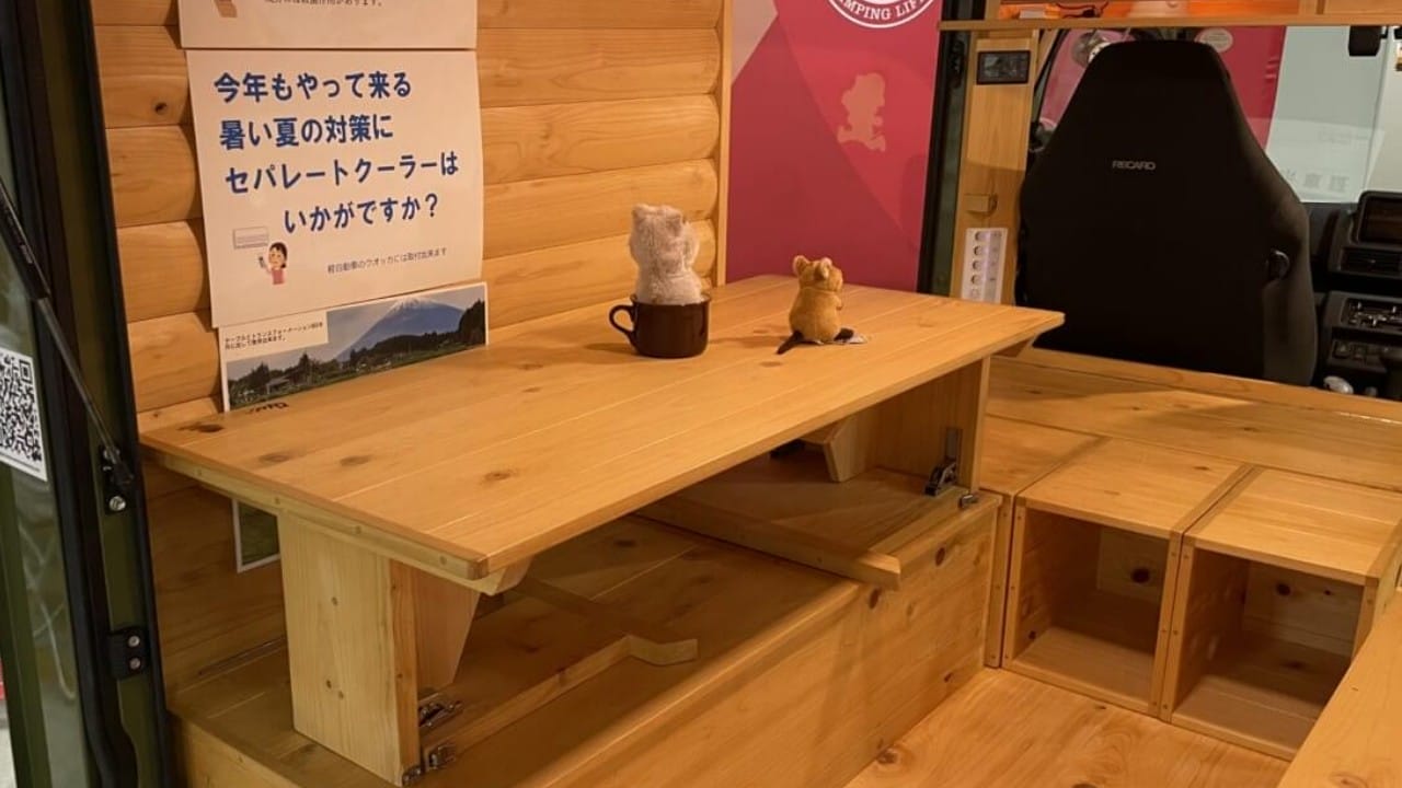 「これは凄すぎる」「もはや動くログハウス」軽トラで車中泊なんて無理でしょ…そんな常識を覆す！本格クーラーも積める驚異の車中泊モデル。