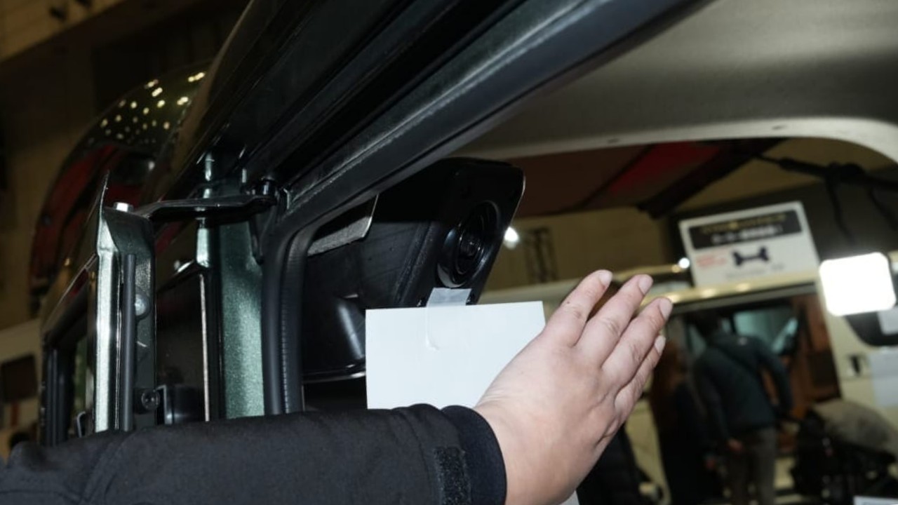 「嘘みたいに凄い」「軽自動車でこの涼しさ？」さすがの信頼感。エンジンを切っても使えるクーラーと三河家具職人が手掛ける天然木内装。猛暑でも熟睡できる車中泊モデルが凄すぎた。