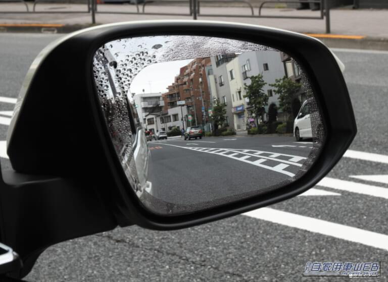 ゼロワイパー フィルムタイプ サイドミラー用［カーメイト］を貼ったサイドミラー｜「えっ…そんな方法あったんだ？」水滴だらけのサイドミラーを見えやすくする方法。雨の日の運転も視界良好！