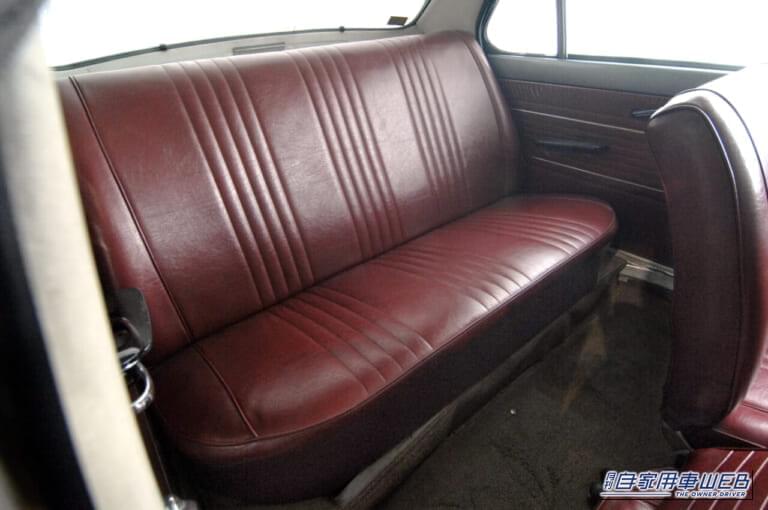 1966年式 subaru スバル 1000  4ドアスタンダード 車内 リアシート｜「やっぱスバルってスゴい…」60年前に発売した小型車。あまりの先進性に海外有名メーカーが技術を参考に…。しかし庶民には理解されず販売不振となった名車を紹介