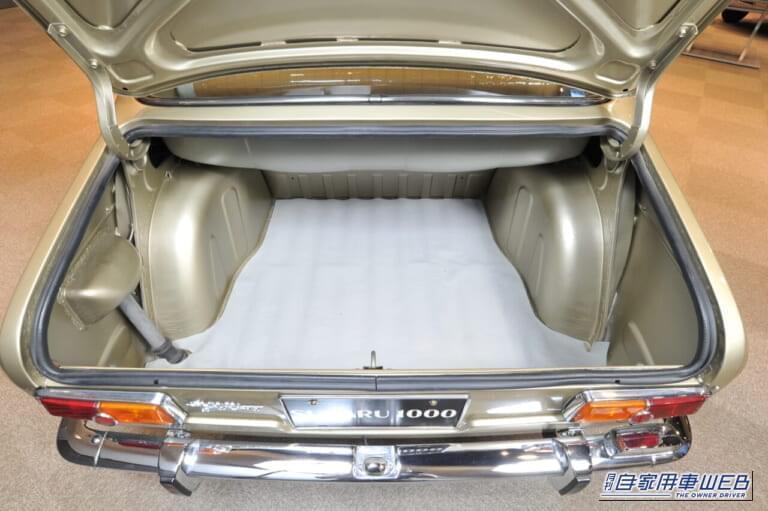 1966年式 subaru スバル 1000 4ドアスタンダード 車内 トランクルーム|「やっぱスバルってスゴい…」60年前に発売した小型車。あまりの先進性に海外有名メーカーが技術を参考に…。しかし庶民には理解されず販売不振となった名車を紹介