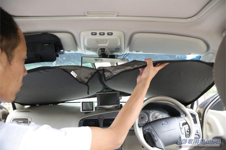 トヨタ 二代目プリウス 車内 サンシェード設置｜「TVでも紹介されたテク」灼熱の車内を素早く換気する方法。実際に試してみた結果がスゴかった！