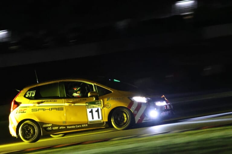 FCR58 SAKAE-MS FIT｜【富士24時間レース2026】最小排気量ST-5Fクラスに見る、スーパー耐久のチェッカー至上主義が生んだ不屈の精神