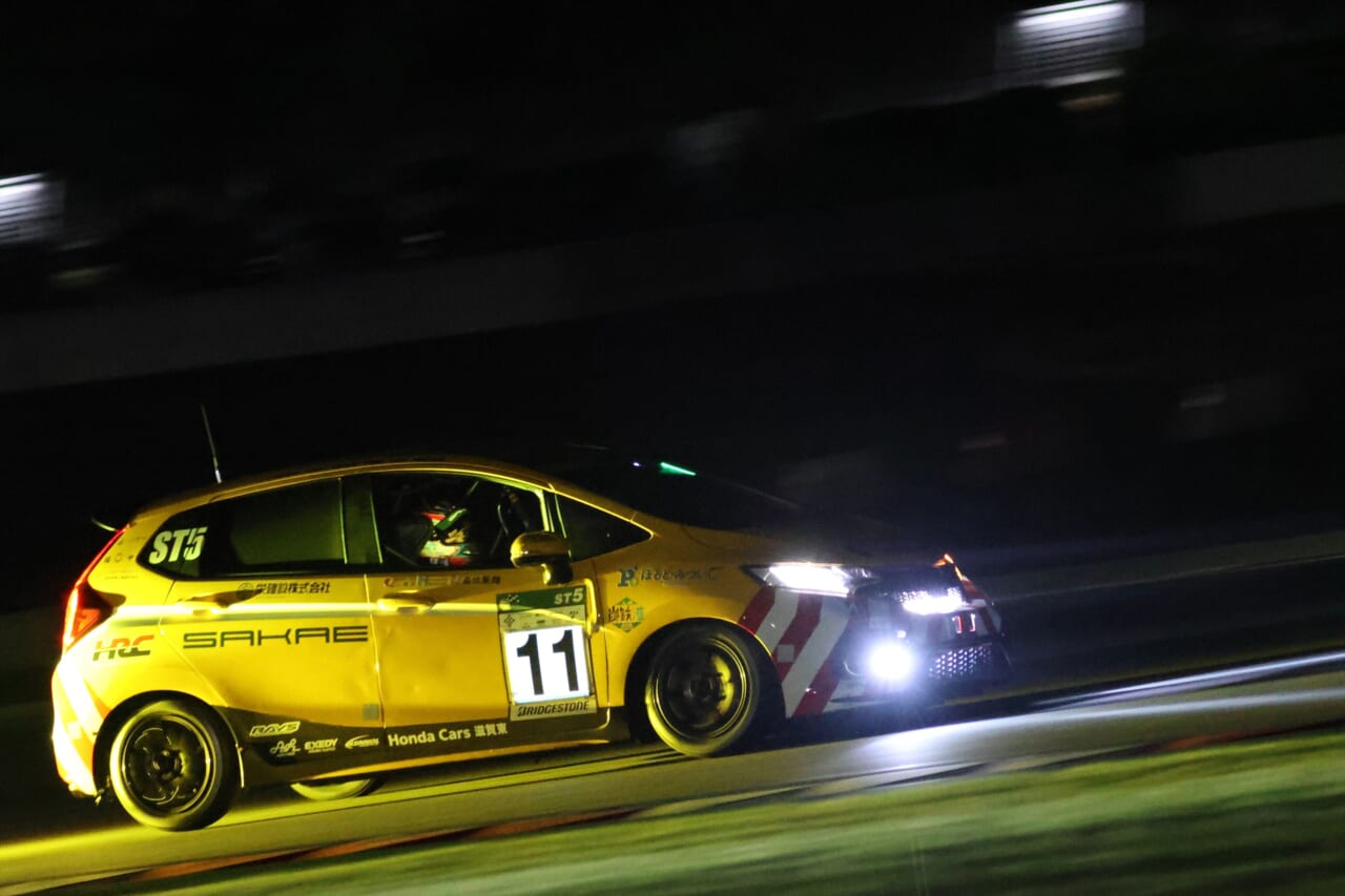 FCR58 SAKAE-MS FIT｜【富士24時間レース2026】最小排気量ST-5Fクラスに見る、スーパー耐久のチェッカー至上主義が生んだ不屈の精神