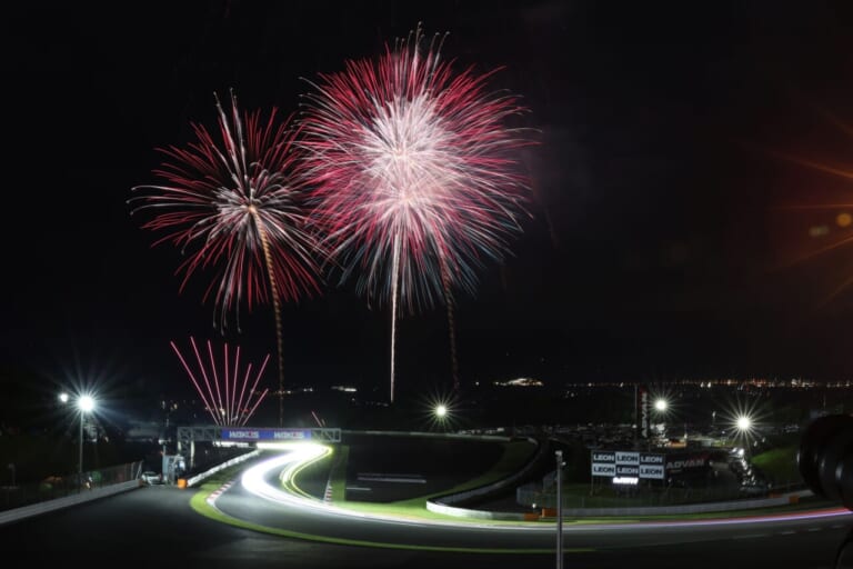富士24時間レース恒例の花火｜【富士24時間レース2026】最小排気量ST-5Fクラスに見る、スーパー耐久のチェッカー至上主義が生んだ不屈の精神