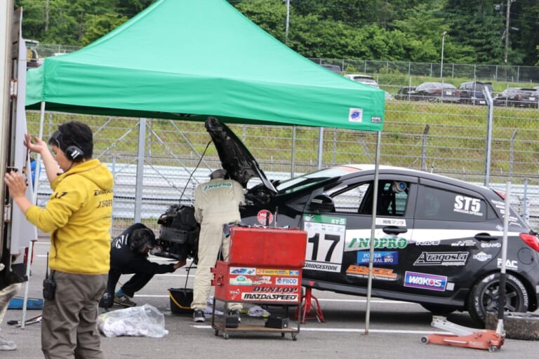 エンジントラブルによりリペアエリアに運ばれたDXLアラゴスタNOPRO☆DEMIO｜【富士24時間レース2026】最小排気量ST-5Fクラスに見る、スーパー耐久のチェッカー至上主義が生んだ不屈の精神