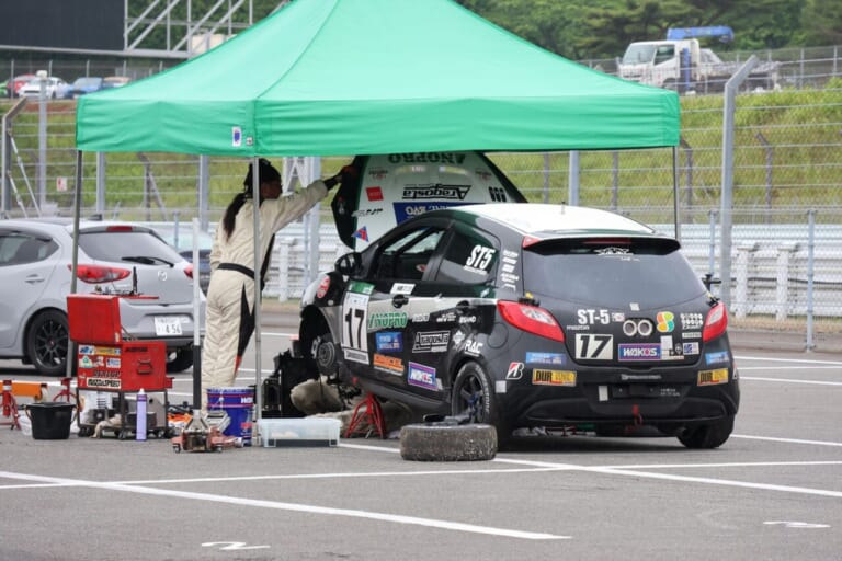 エンジントラブルによりリペアエリアに運ばれたDXLアラゴスタNOPRO☆DEMIO｜【富士24時間レース2026】最小排気量ST-5Fクラスに見る、スーパー耐久のチェッカー至上主義が生んだ不屈の精神