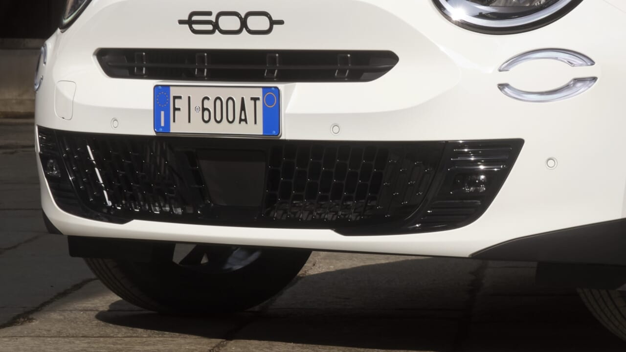 ｜ブラックルーフが最高！車内も真っ黒。超シックなフィアット600限定車「スポルト」登場【黒アクセントが映えるSUV】