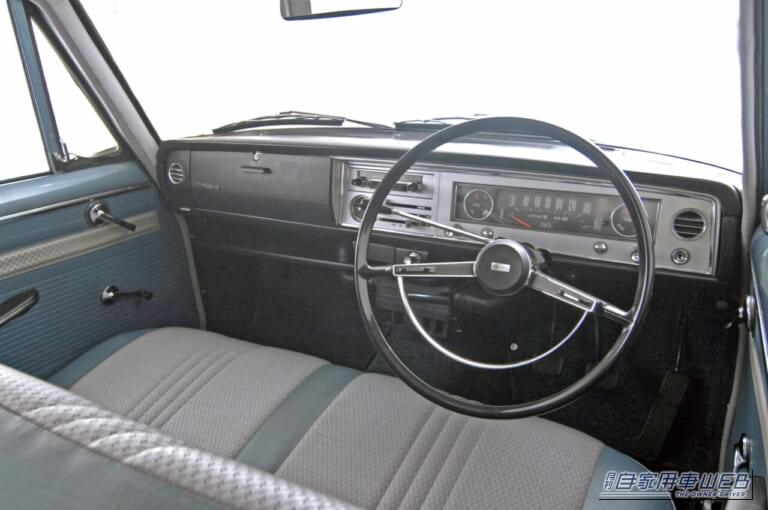 4ドアセダンデラックス(1964年式)運転席|「アローラインという流麗なフォルム」で、来たるべきハイウェイ時代を切り拓いたスタンダード・セダン