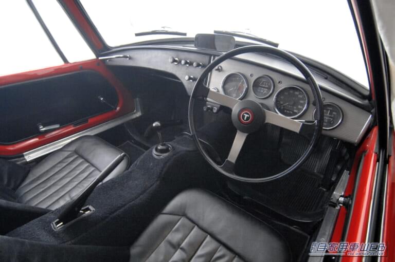 前期型スポーツ800(1965年)コックピット|「スポーツカーの原点は、馬力ではなく”軽さ”だ!」航空機技術が凝縮された軽量&空力ボディのライトウエイトスポーツの傑作車