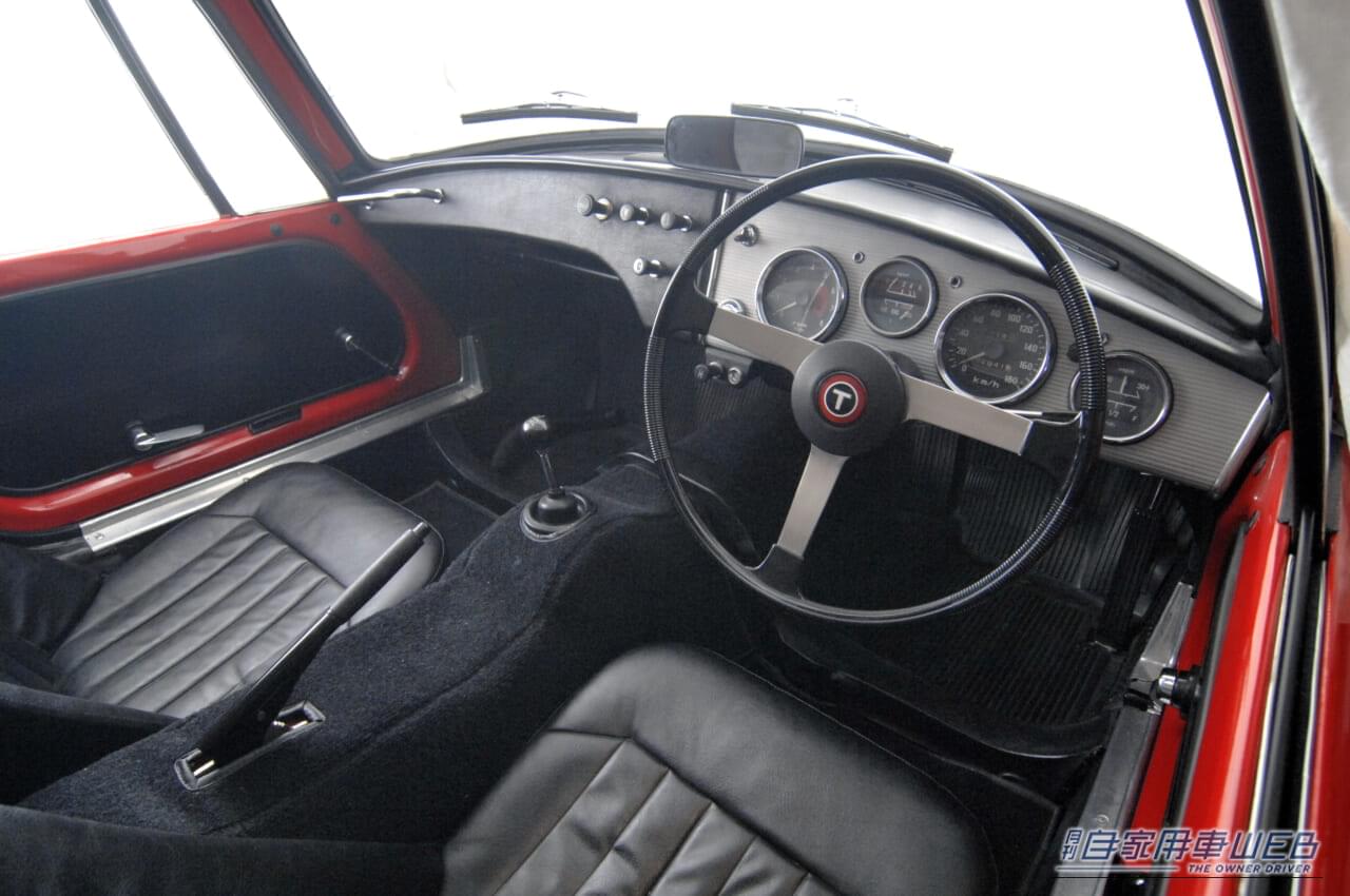 前期型スポーツ800（1965年）コックピット｜「スポーツカーの原点は、馬力ではなく”軽さ”だ！」航空機技術が凝縮された軽量＆空力ボディのライトウエイトスポーツの傑作車