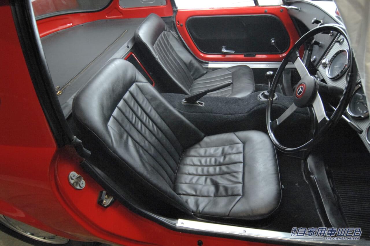 前期型スポーツ800（1965年）シート｜「スポーツカーの原点は、馬力ではなく”軽さ”だ！」航空機技術が凝縮された軽量＆空力ボディのライトウエイトスポーツの傑作車