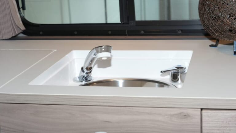 至高のトヨタ車「すごい工夫だ…」足を踏み入れると「専用空間」にまず驚く。荷物の出し入れもスムーズ、高い次元で融合させた妥協のない作り。