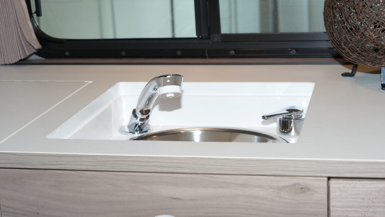 至高のトヨタ車「すごい工夫だ…」足を踏み入れると「専用空間」にまず驚く。荷物の出し入れもスムーズ、高い次元で融合させた妥協のない作り。