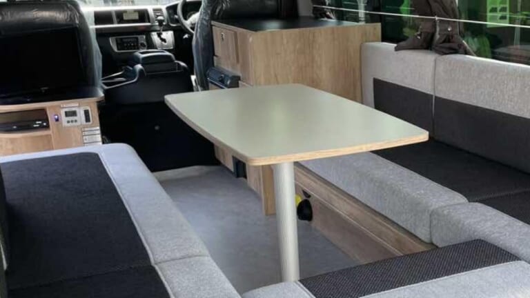 驚きトヨタ車「まるで高級家具店みたいだ…」マジで車内か？ 巨大ソファに唖然とする居住性と収納力を誇る最強の移動基地